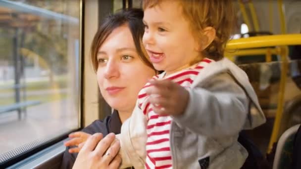 Madre e hija en un autobús en movimiento — Vídeos de Stock