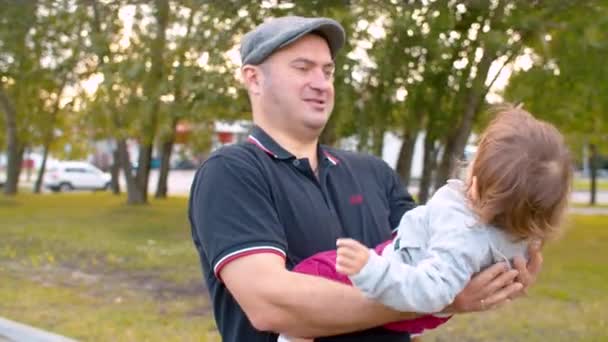 Tatăl se joacă cu fiica lui — Videoclip de stoc