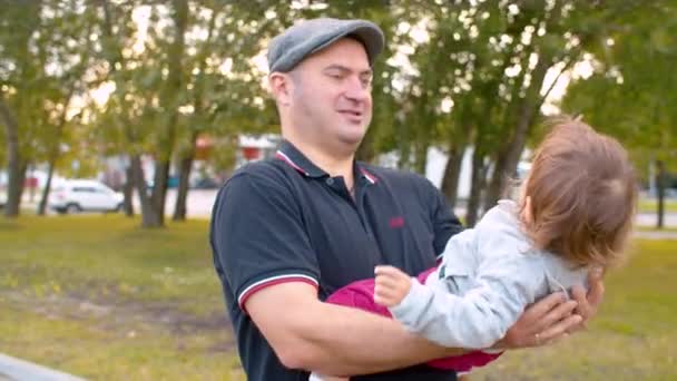 Father playing with his daughter — Stock Video