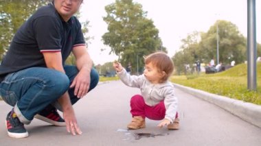 Küçük bir su birikintisi içinde kız bebek banyo çiçek