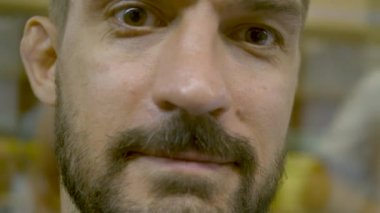 Bulanıklık arka plan üzerinde bir adamın portresi