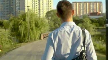 biznesmen spaceru w parku