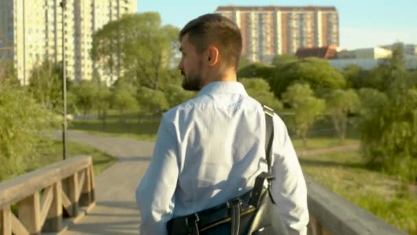 Hombre de negocios caminando en el parque — Vídeo de stock