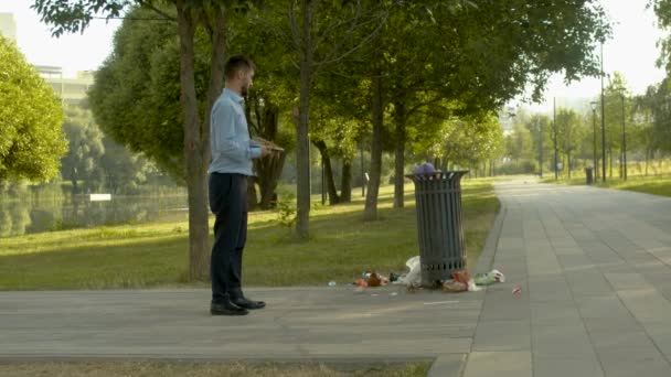 Inspector fotografía el bote de basura — Vídeos de Stock