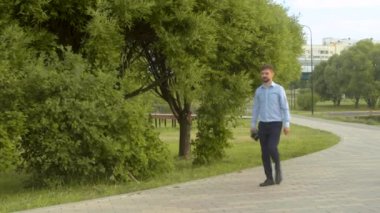 İş elbisesi giyen bir adam fayansta bir delik bulur.