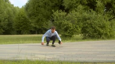 Fayansta bir delik ölçen bir adam