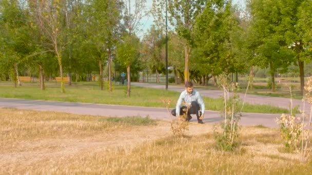 Городской инспектор измеряет путь — стоковое видео