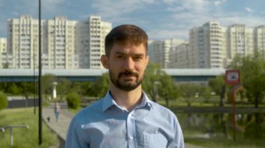 Şehre karşı gülümseyen adamın portresi