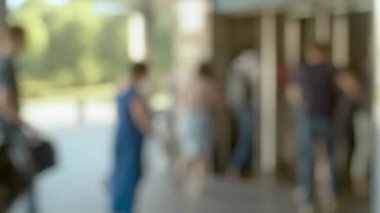 Metroya giren bulanık insanlar