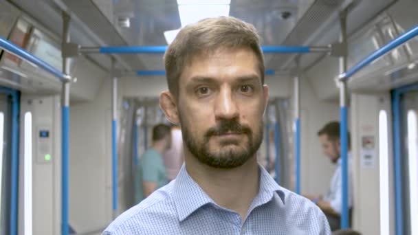 Retrato de un hombre en el tren subterráneo — Vídeos de Stock