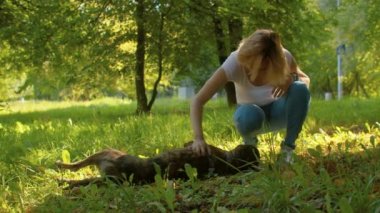 Parkta köpekle oynayan kadın