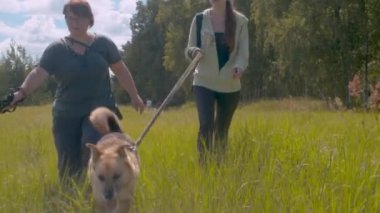 Köpeklerle yürüyen iki kadın