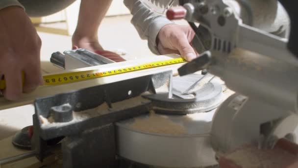 Tischlerhände messen eine Planke — Stockvideo