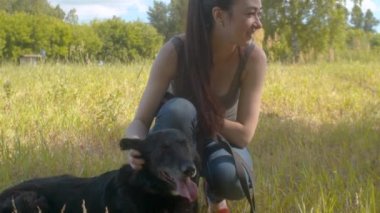 Kadın gönüllüler köpekleri okşuya