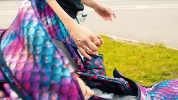 Маленькая девочка спит в движущейся коляске — стоковое видео