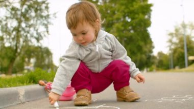 Asfalt üzerinde çizim küçük kız