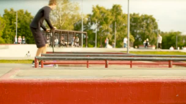 Розмиті люди катаються на ковзанах в парку — стокове відео