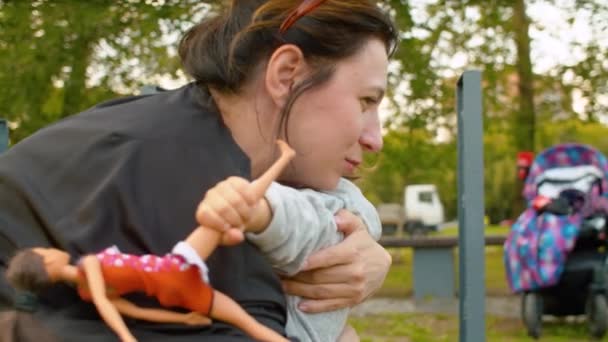 Mãe abraçando pequena filha — Vídeo de Stock