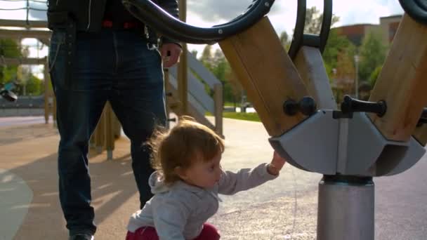 Baby meisje in de buurt van carrousel in het Park — Stockvideo