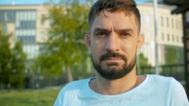 Yakışıklı ve ciddi bir adamın portresi