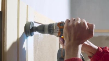 Oluşturucu tahtada yuvarlak bir delik keser