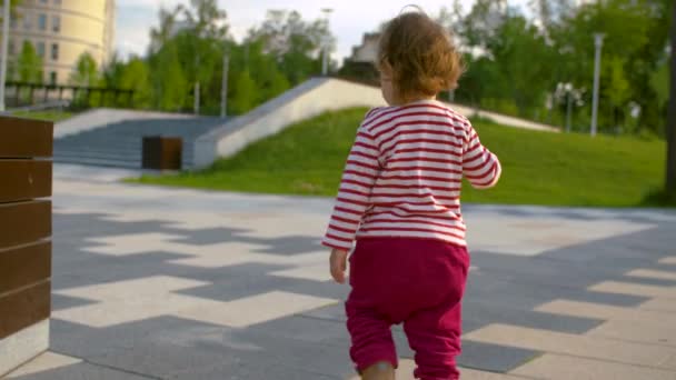 Bebê solitário na cidade grande — Vídeo de Stock