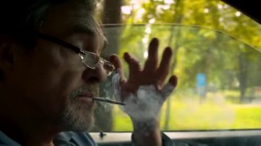 Bir araba ve sigara sürüş kıdemli adam Portresi