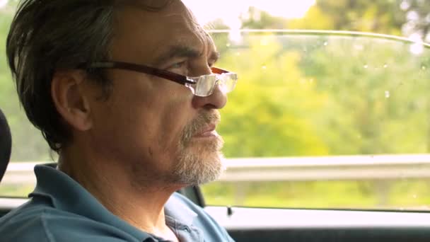 Портрет пожилого человека за рулем автомобиля — стоковое видео