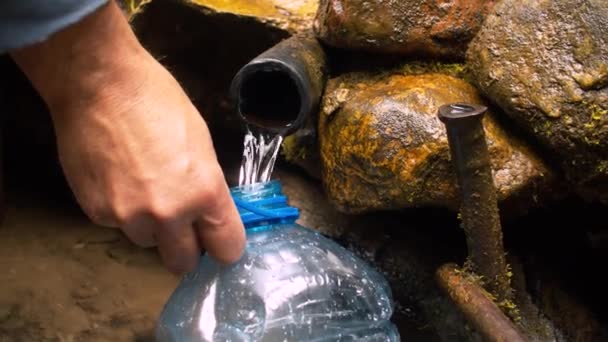 Vybavený pružinou. Čistá voda tekoucí z trubky — Stock video