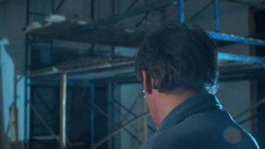 Bir şantiyede yaşlı erkek mimar