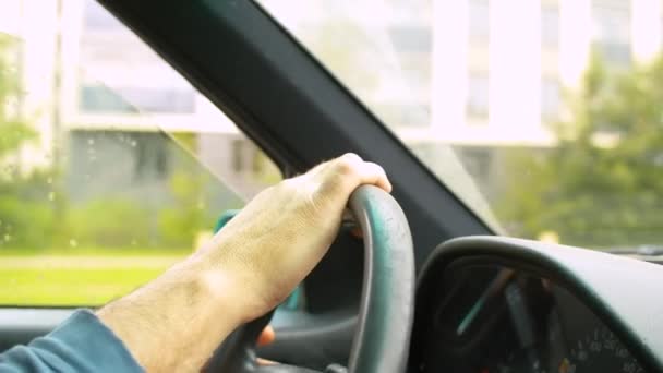 Mans ręce na kierownicy — Wideo stockowe