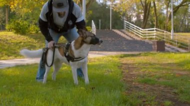 Parkta köpek ile Orta yaşlı adam