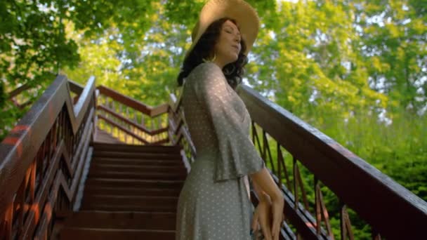 Красивая женщина позирует на лестнице — стоковое видео