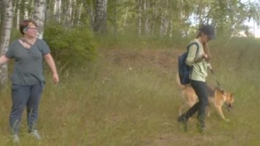 İki kadın bir köpek ile yürümek gönüllü