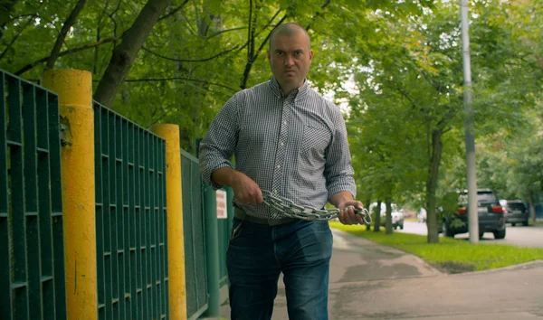 Aggressiver Offensivmann mit Kette in der Hand — Stockfoto