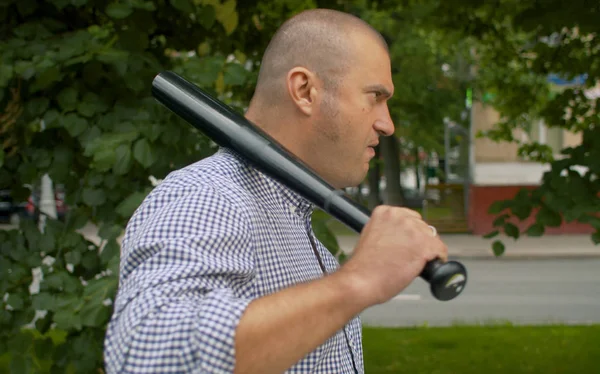 Criminal walking in the city with a baseball bat — Stock Photo, Image