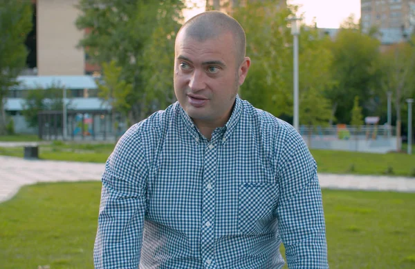 Portrait d'un homme calme et pensif dans un parc — Photo