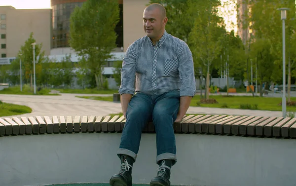 Retrato de um homem calmo e pensativo em um parque — Fotografia de Stock