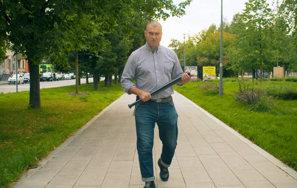 Elinde bir yarasa ile kızgın bir kabadayı