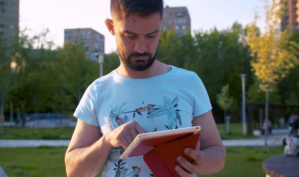 Man scrollen van de Tablet in het Park — Stockfoto