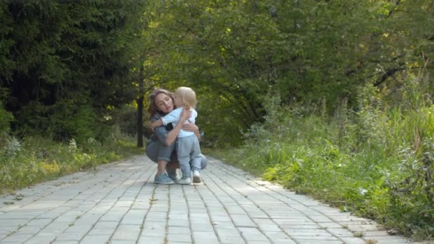 Maman étreignant son bébé garçon — Video