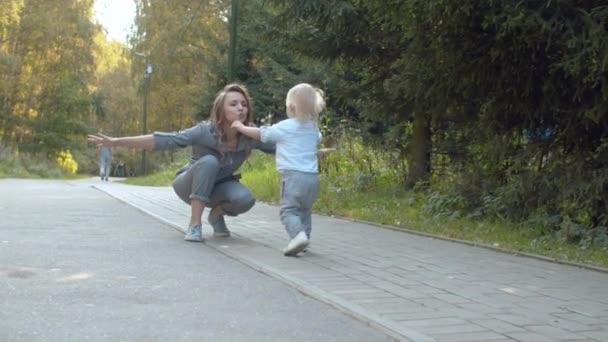 Mãe abraçando seu filho — Vídeo de Stock
