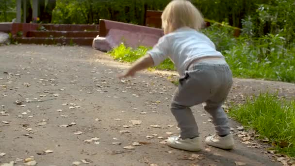 Bambino correre sulla strada, mamma cathing lui — Video Stock