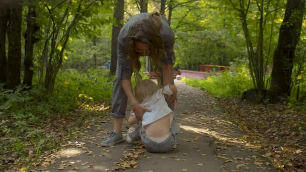Mutter trägt ihren kleinen Sohn — Stockvideo