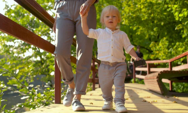 Niño caminando en el puente en el parque —  Fotos de Stock