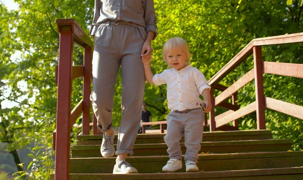 Niño caminando en el puente en el parque —  Fotos de Stock