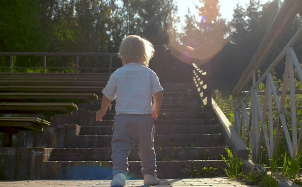 Petit garçon montant les escaliers — Photo