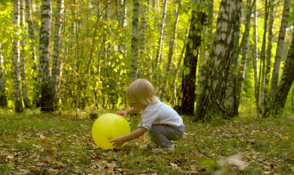 Pequeño niño divertido con globo amarillo —  Fotos de Stock