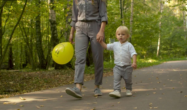 Madre e suo figlio camminano mano nella mano — Foto Stock