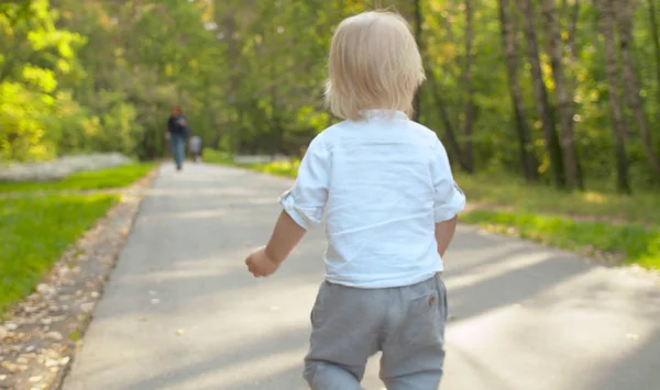 Lindo niño caminando por la carretera en el parque —  Fotos de Stock